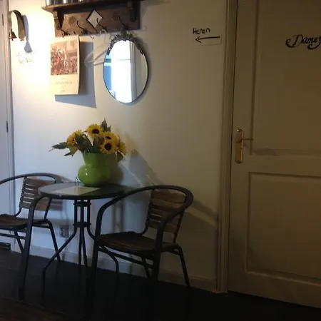 Studio De Halte 32a דירה